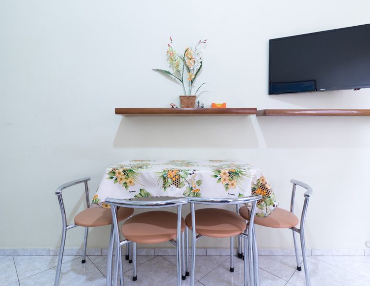 Sala - Mesa com 4 cadeiras